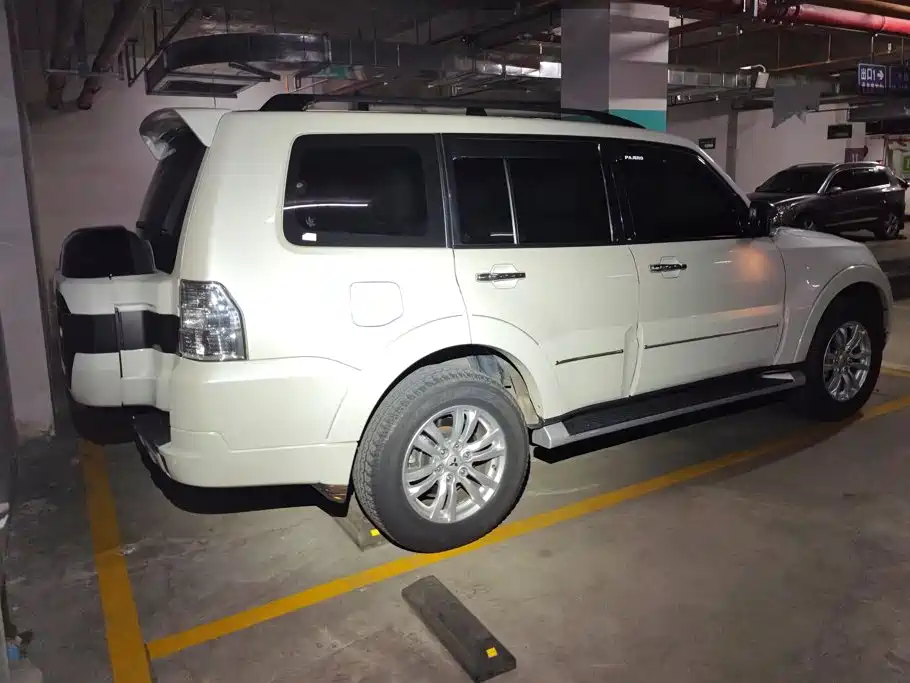 Mitsubishi Pajero (Import) — миниатюра 3