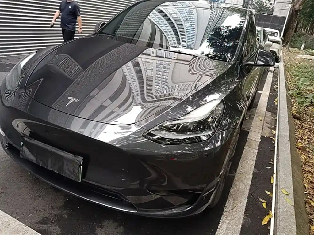 Tesla Model Y 2024