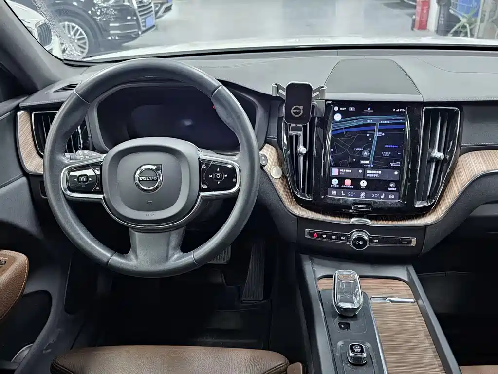 Volvo XC60 2022 T8 Luxury