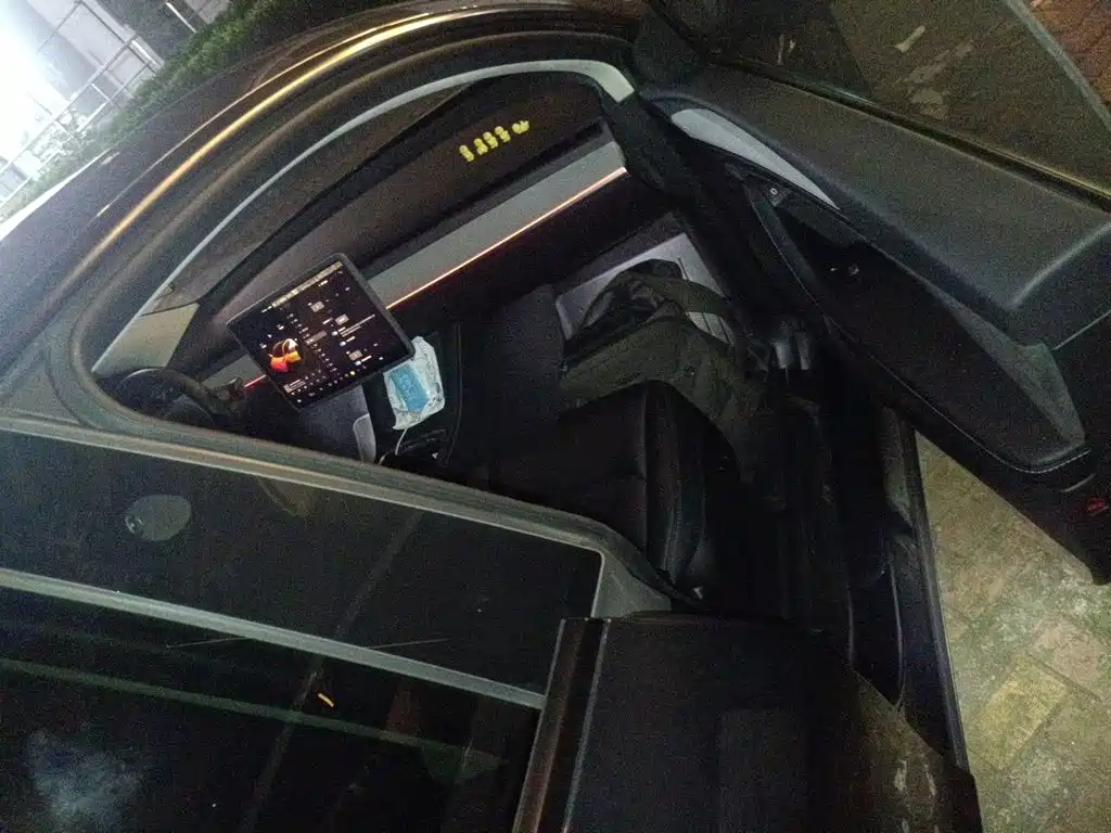 Tesla Model Y — миниатюра 20