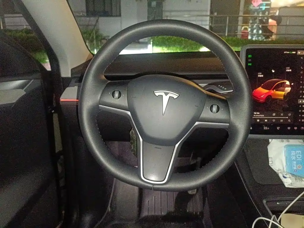 Tesla Model Y — миниатюра 7