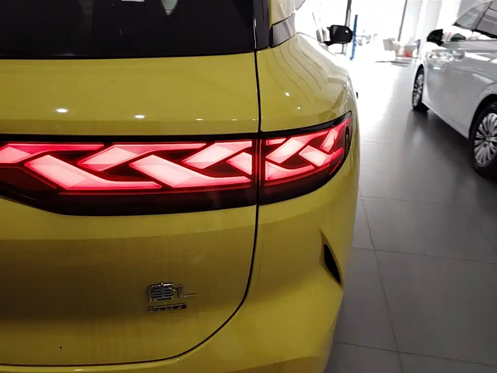 BYD Tang L L 2025 DM 175KM