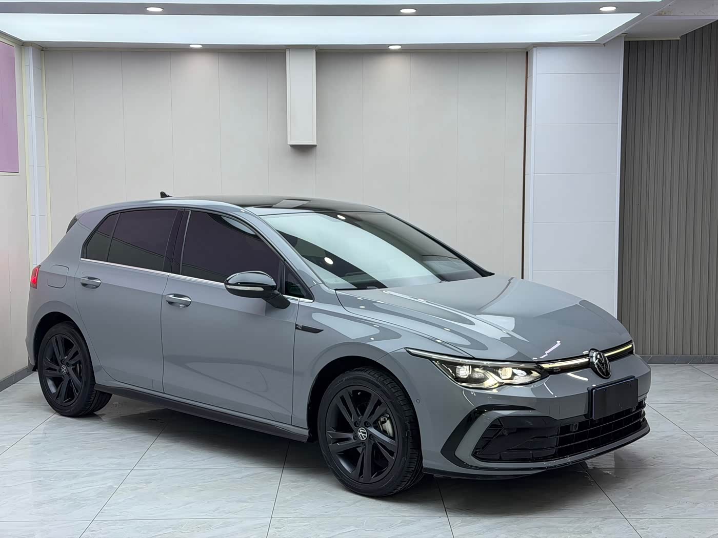 Volkswagen Golf 1.4 л 2023 г. Серебристо-серый, пробег 21800 км