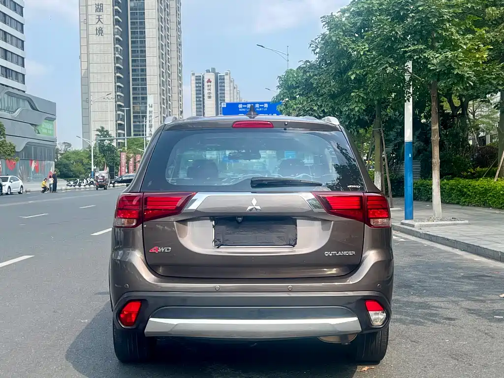 MITSUBISHI OUTLANDER