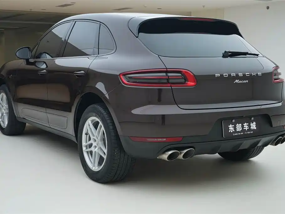 PORSCHE MACAN