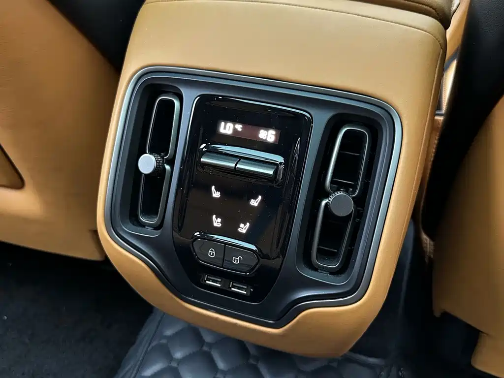 Aston Martin DBX — миниатюра 26