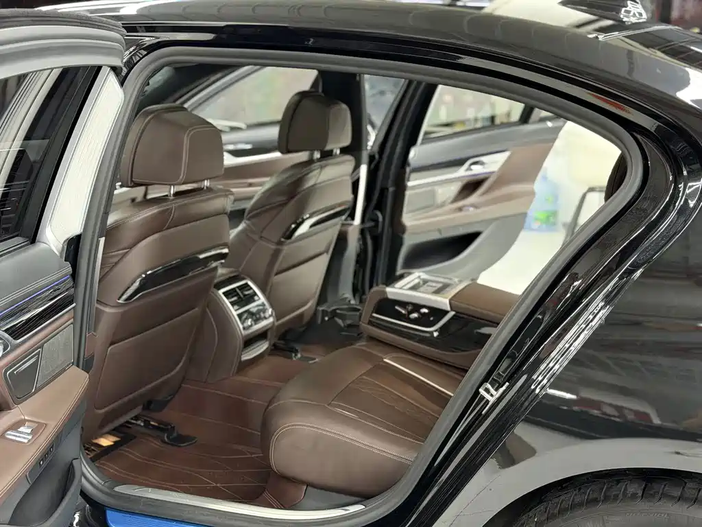 BMW 7 Series — миниатюра 9