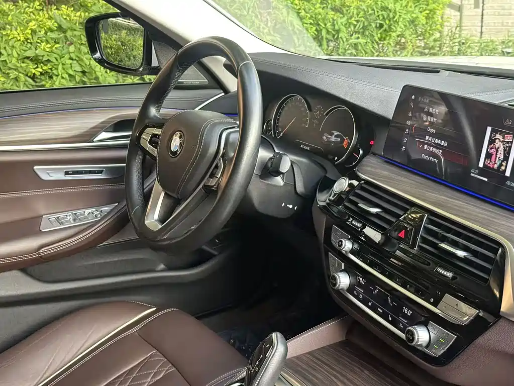 BMW 5 Series — миниатюра 17