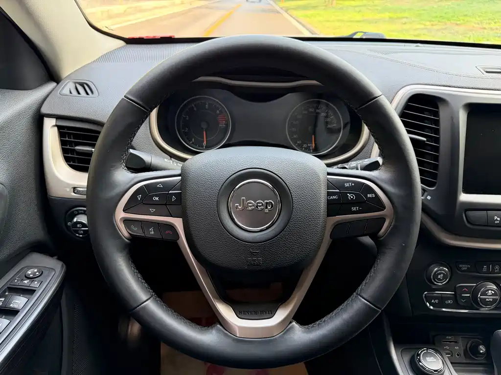 Jeep Cherokee — миниатюра 6