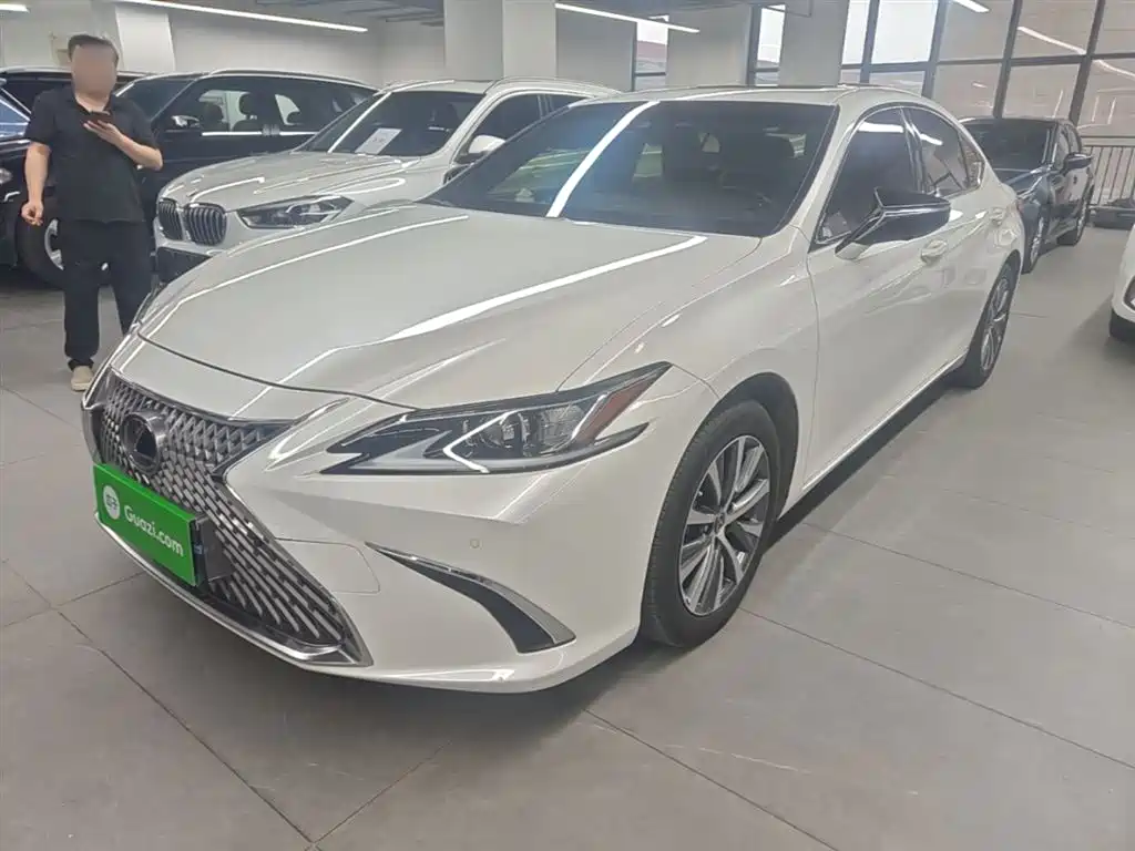 Lexus ES 2020