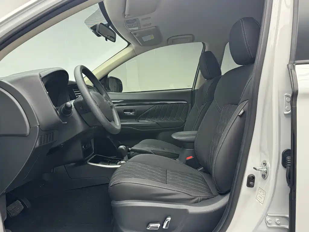 Mitsubishi Outlander — миниатюра 5
