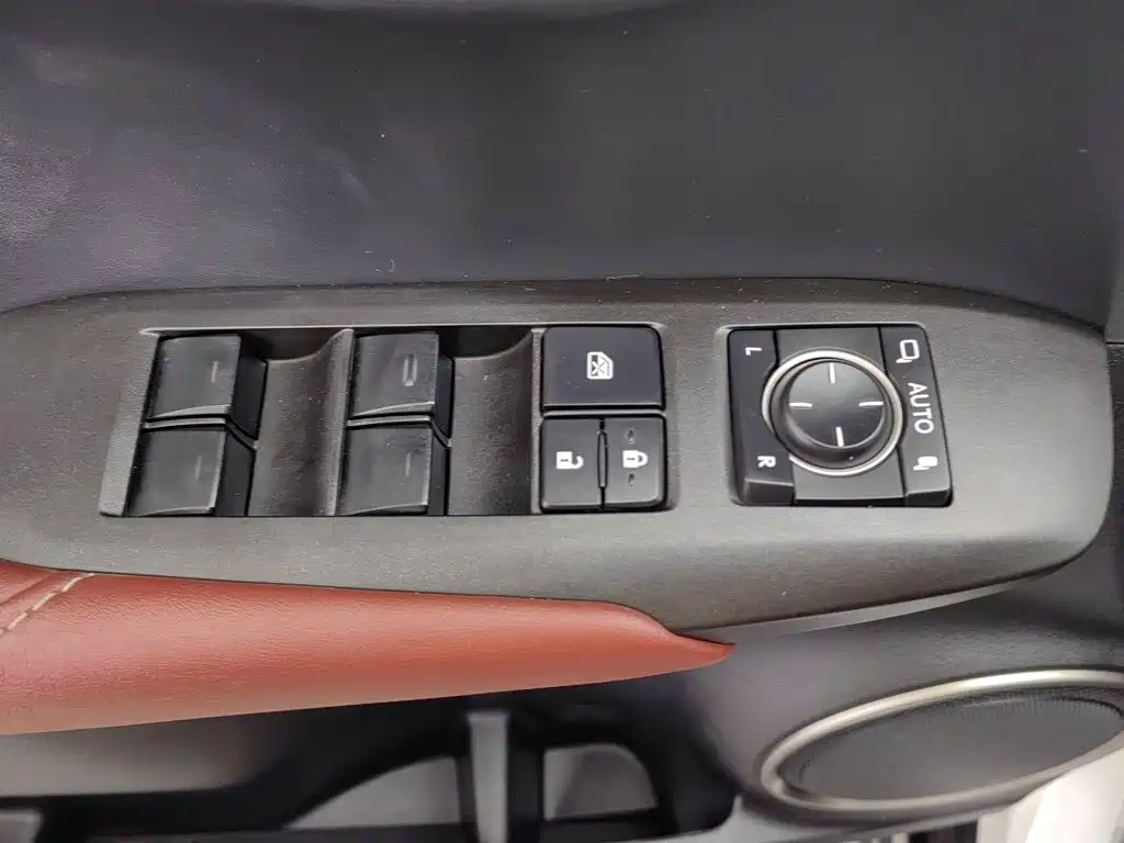 Lexus NX — миниатюра 9