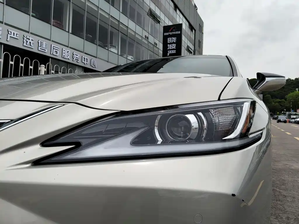 Lexus ES 2020 200