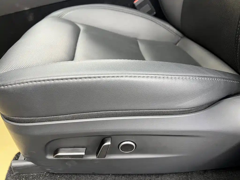 Tesla Model Y — миниатюра 15