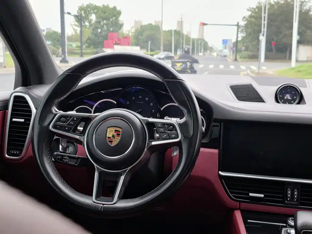 Porsche Cayenne — миниатюра 9