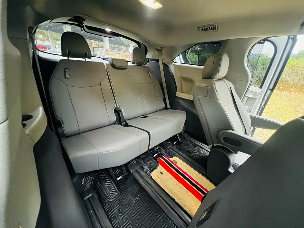 Toyota Sienna — миниатюра 18