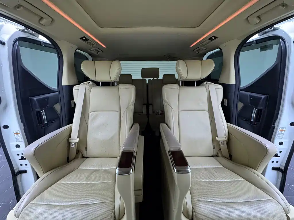 Toyota Alphard — миниатюра 13