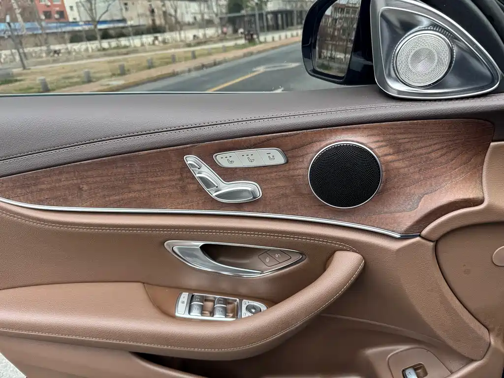 Mercedes-Benz E-Class — миниатюра 11