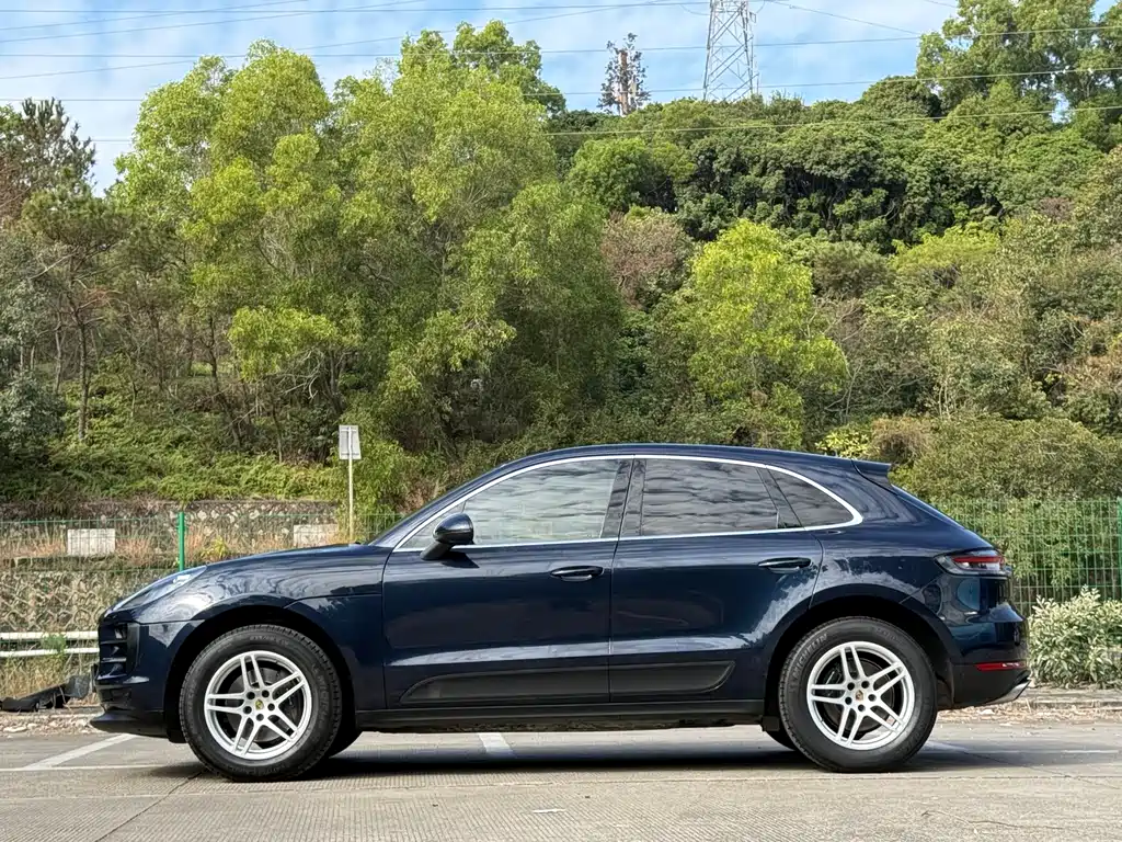 PORSCHE MACAN