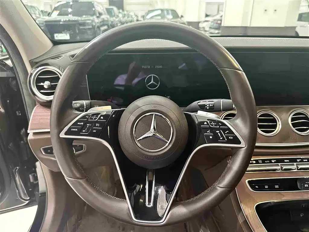 Mercedes-Benz E-Class — миниатюра 7