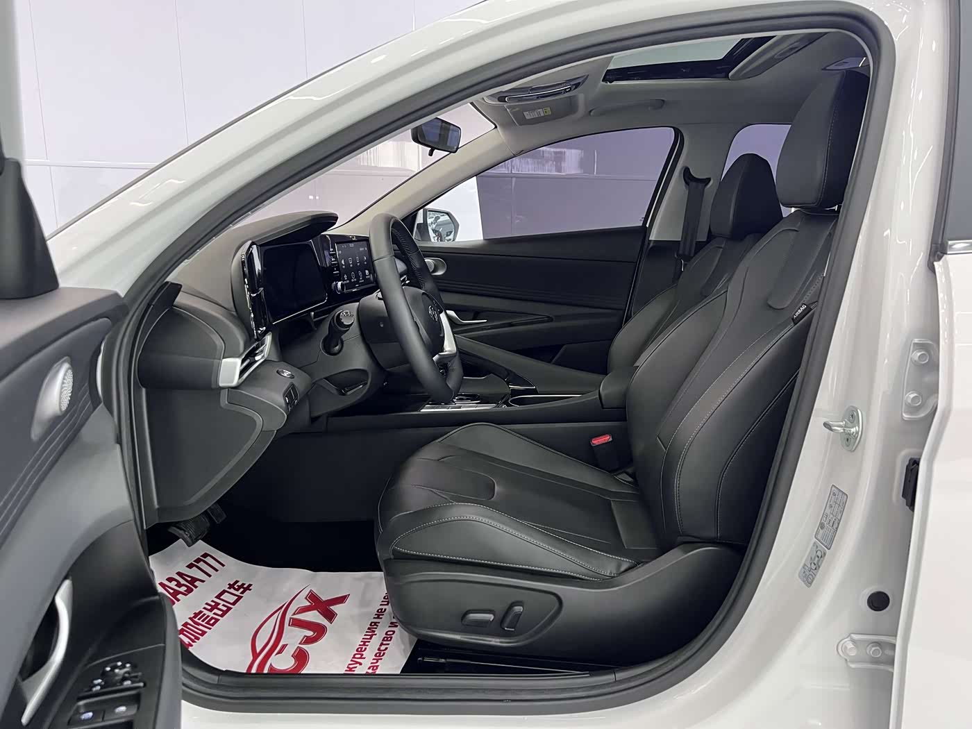 Hyundai Elantra 1.5 л 2023 г. Белый, пробег 7000 км