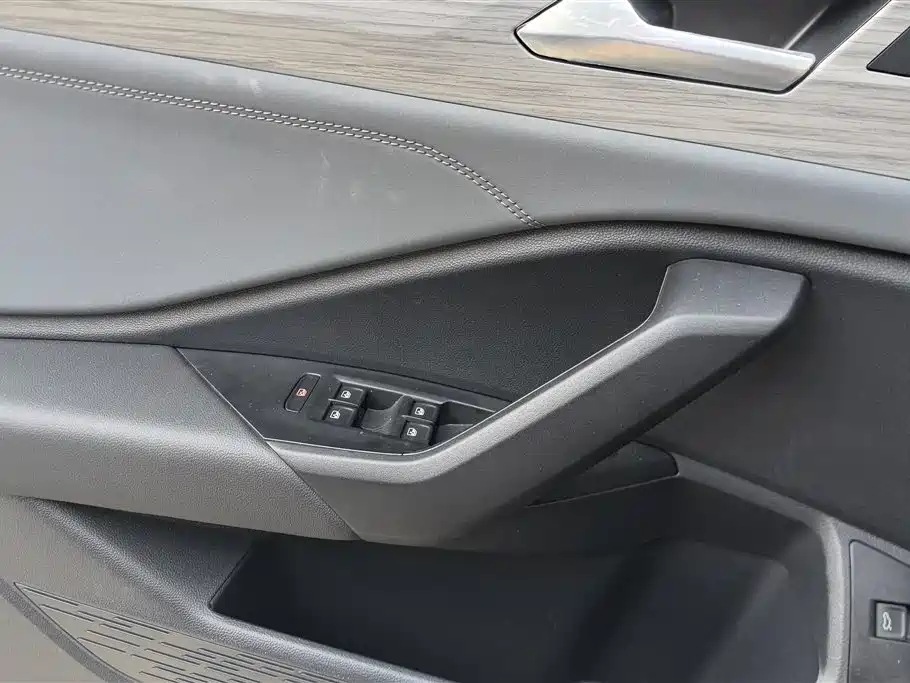 Volkswagen Sagitar 2025 300TSI DSG