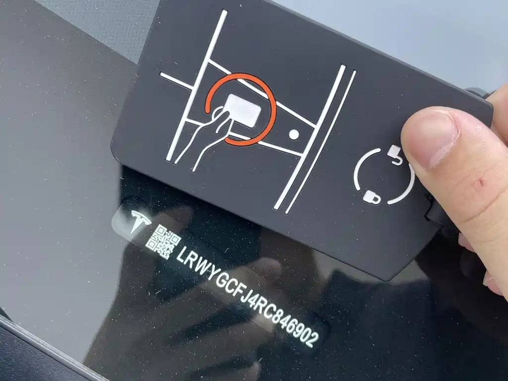 Tesla Model Y — миниатюра 21