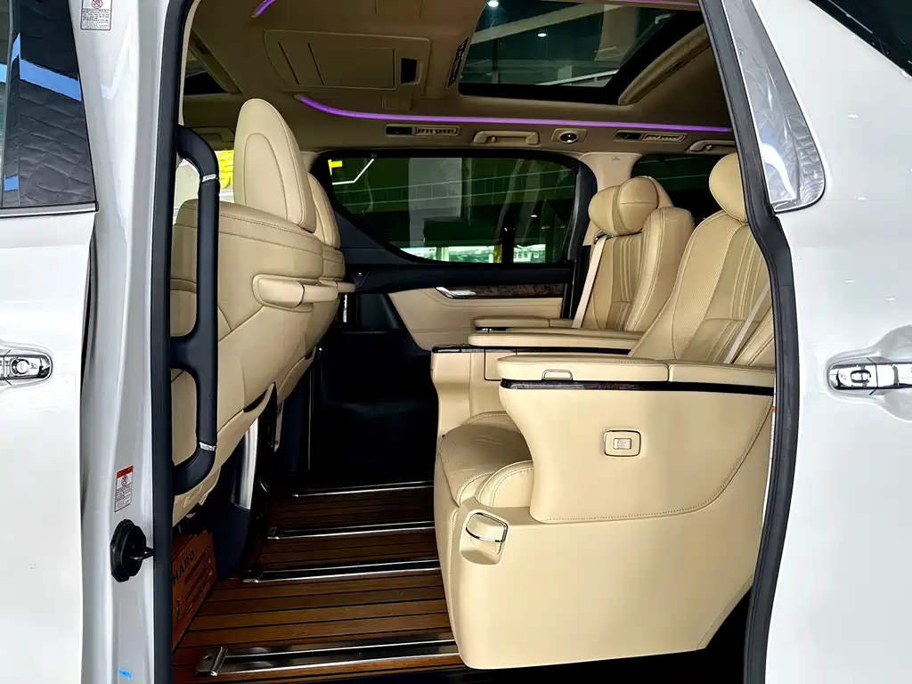 Toyota Alphard — миниатюра 6