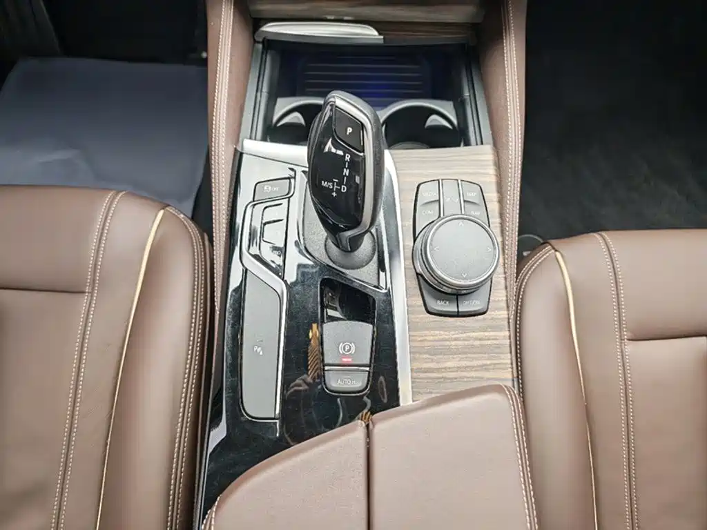 BMW 5 Series — миниатюра 17