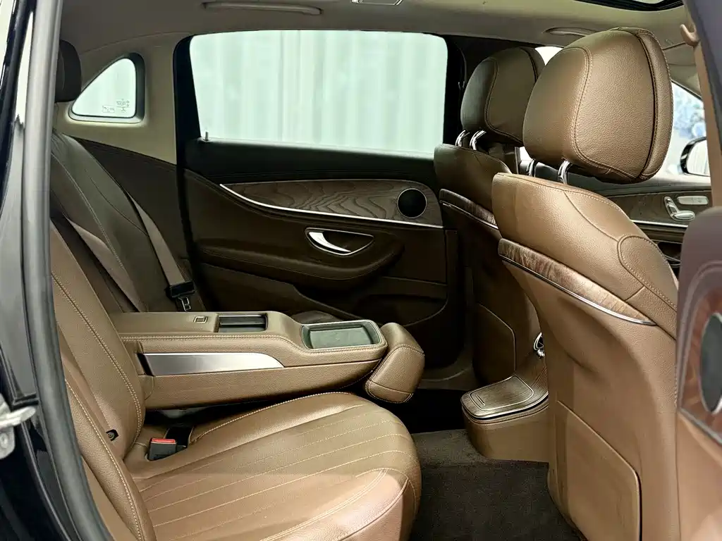 Mercedes-Benz E-Class — миниатюра 7