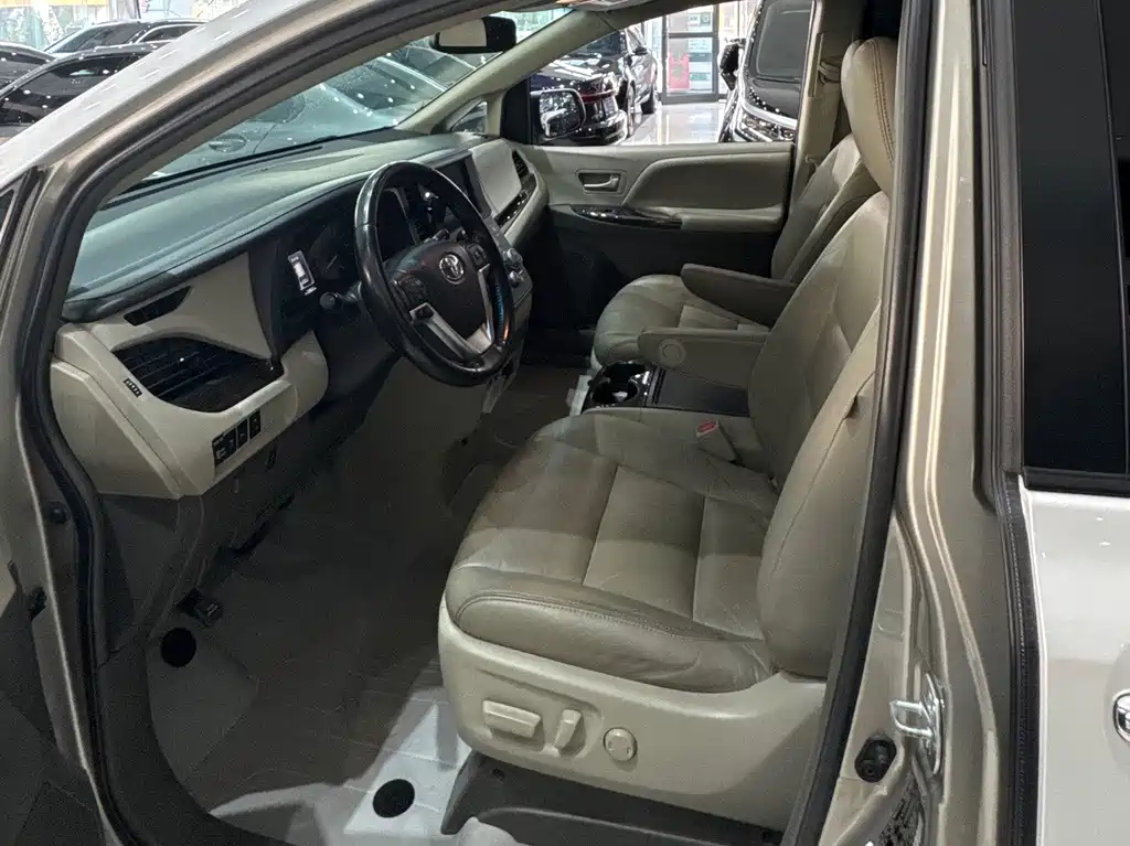 Toyota Sienna — миниатюра 6
