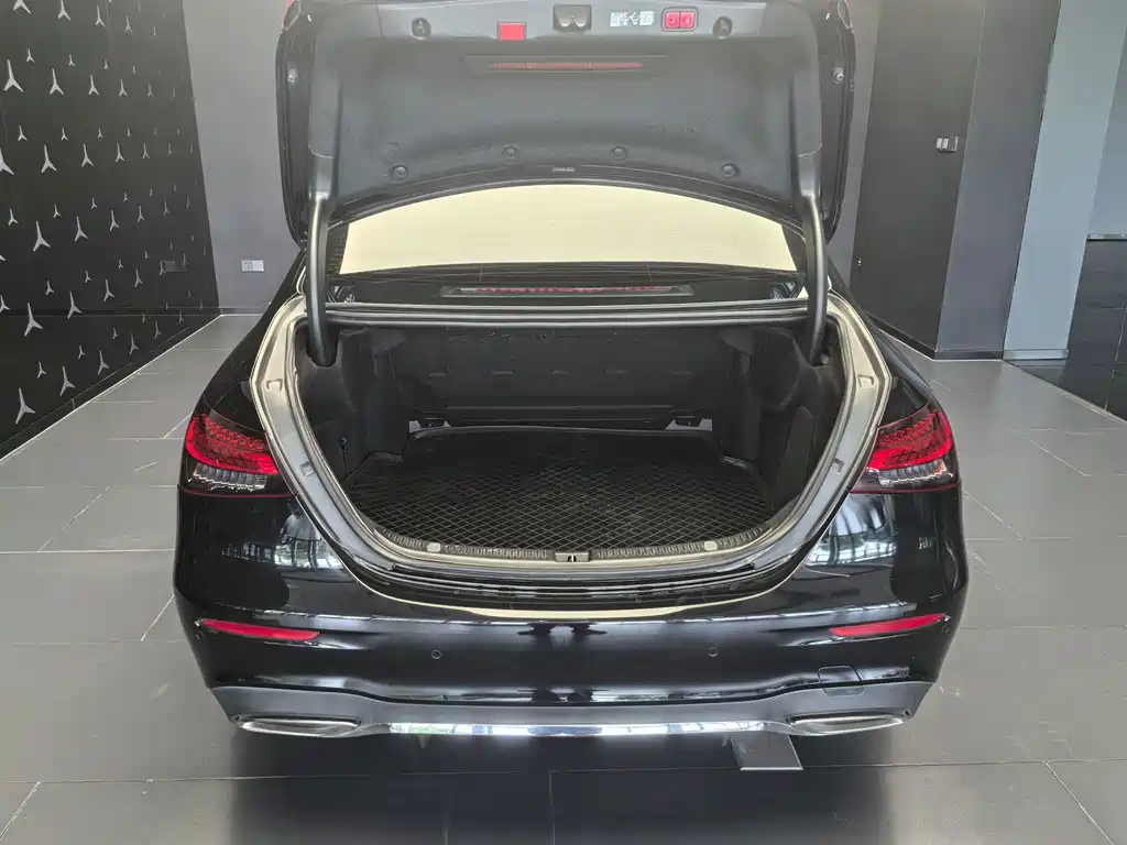 Mercedes-Benz E-Class — миниатюра 5