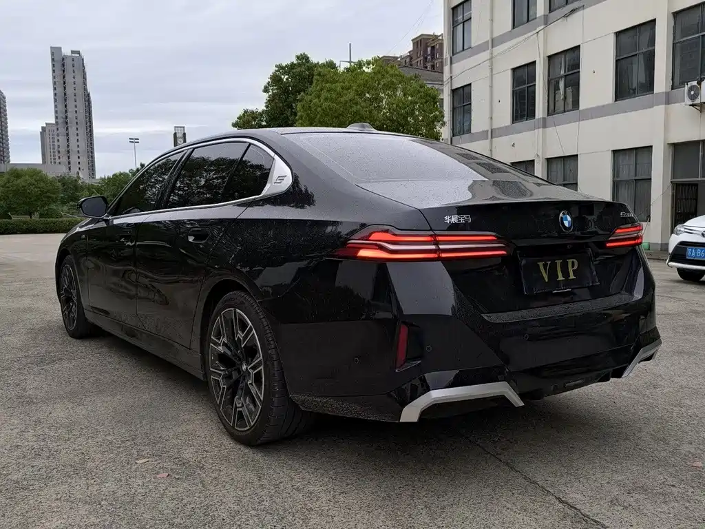 BMW 5 Series — миниатюра 7