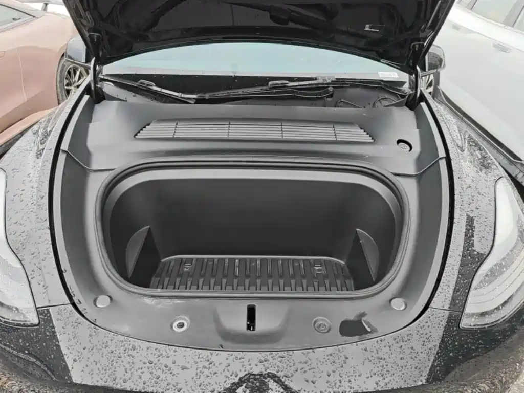 Tesla Model Y — миниатюра 20