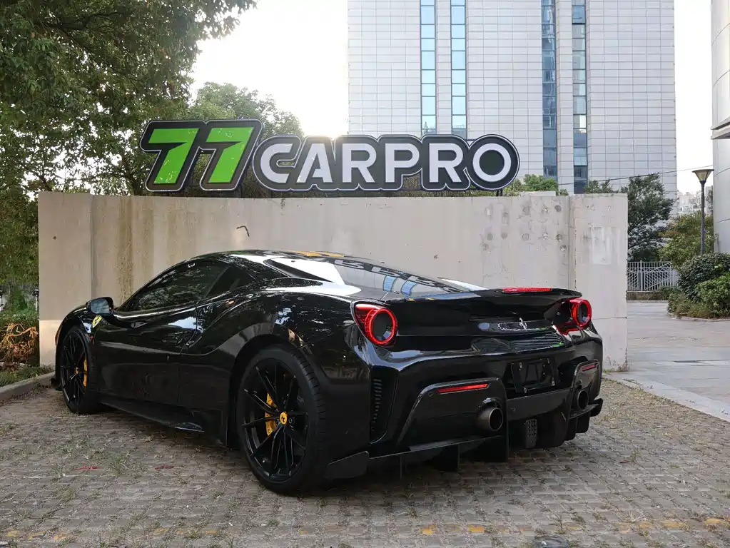 FERRARI 488