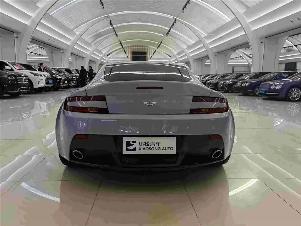 ASTON MARTIN V8 VANTAGE