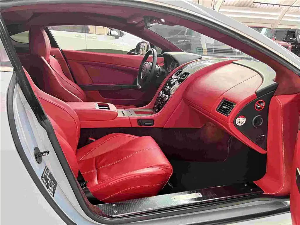 ASTON MARTIN V8 VANTAGE