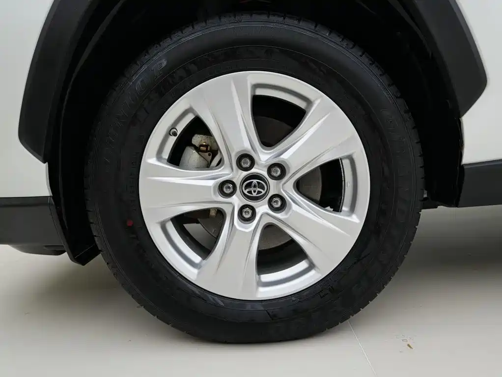 Toyota RAV4 — миниатюра 11