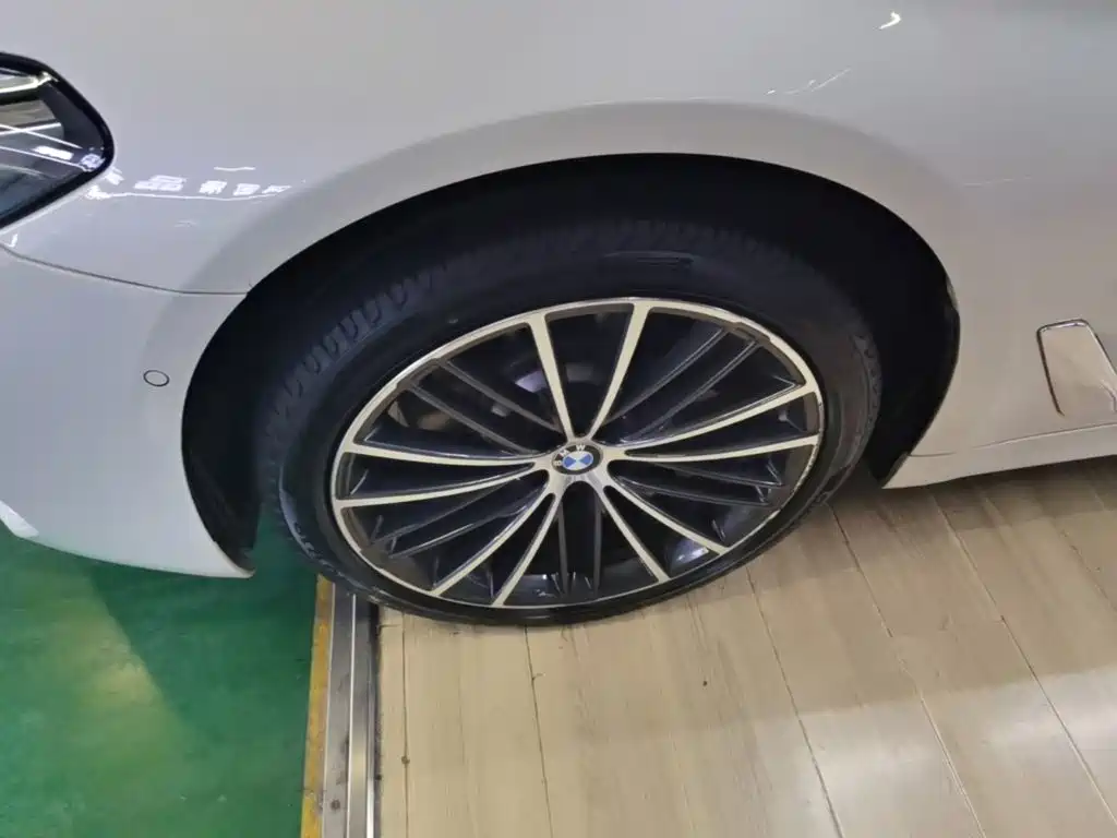 BMW 5 Series — миниатюра 23