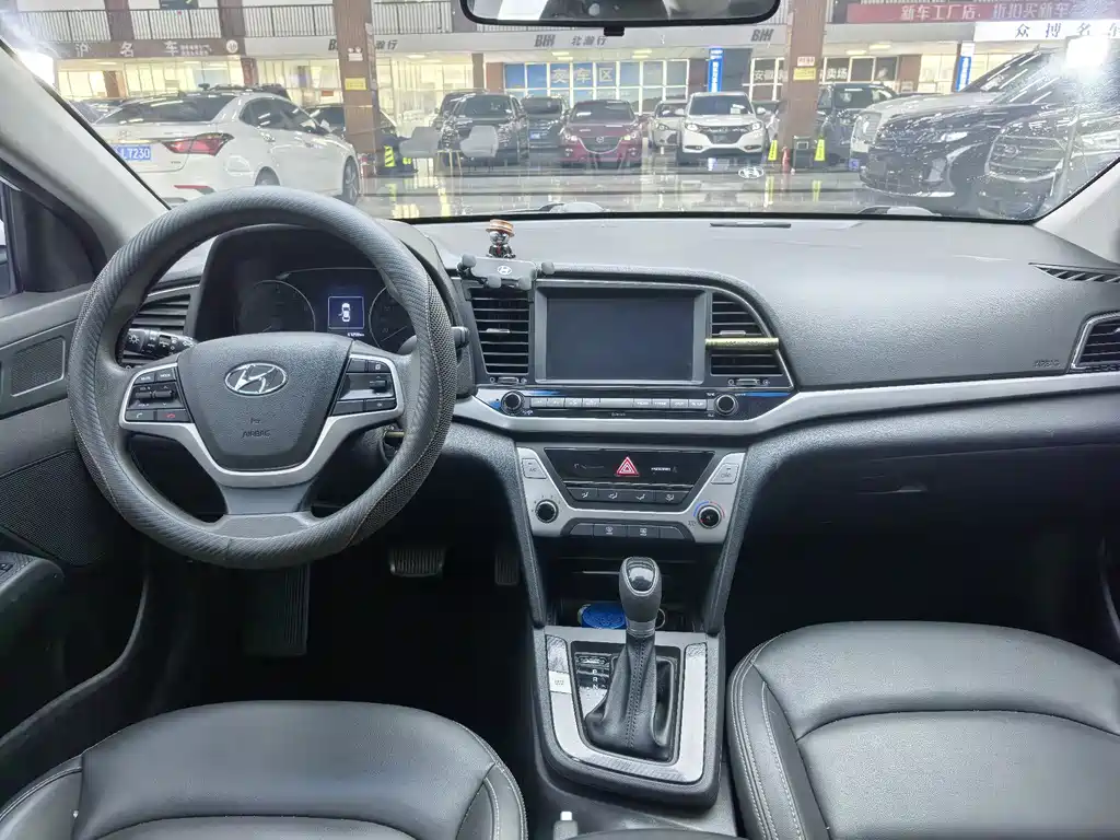 Hyundai Elantra — миниатюра 6