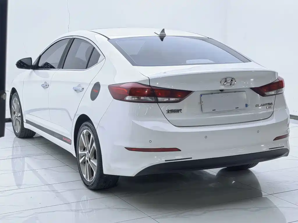 Hyundai Elantra — миниатюра 9
