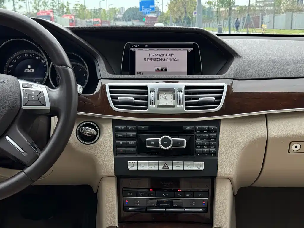 Mercedes-Benz E-Class — миниатюра 8
