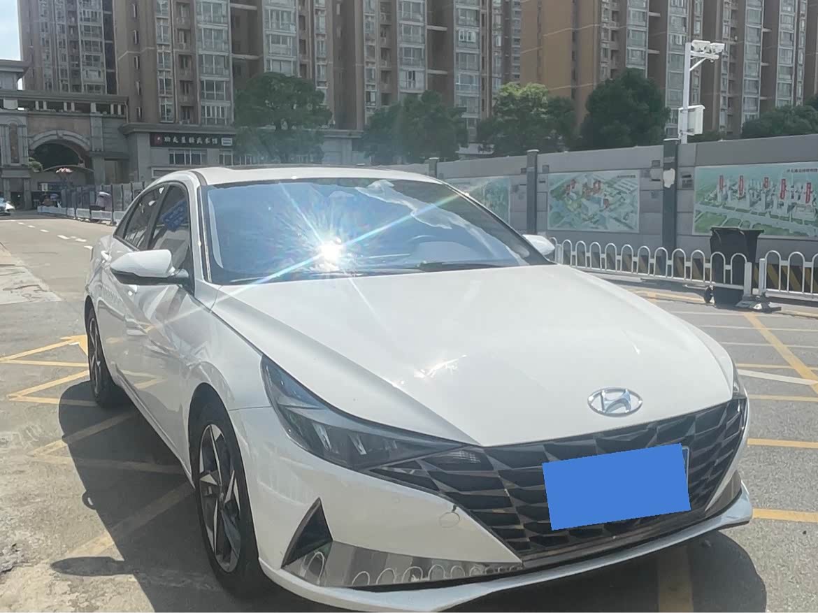 Hyundai Elantra 1.5 л 2023 г. Белый, пробег 40000 км
