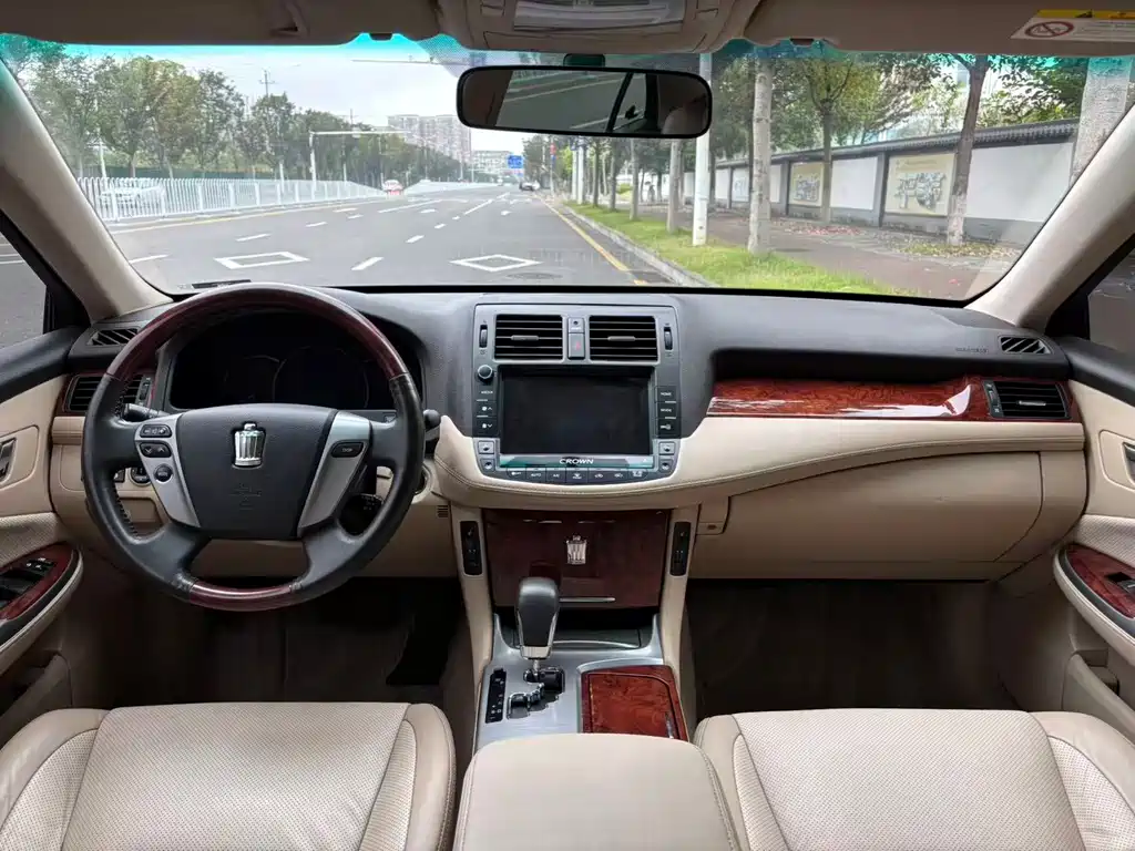 Toyota Crown — миниатюра 9