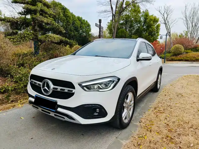 MERCEDES-BENZ GLA
