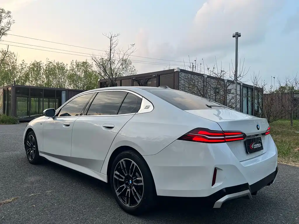 BMW 5 Series — миниатюра 9