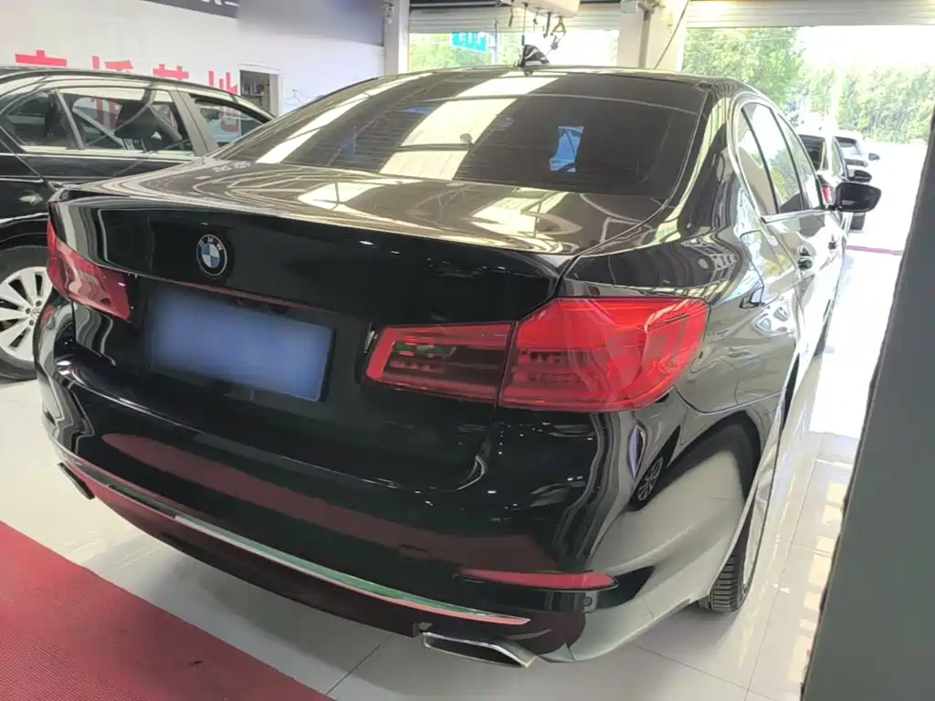 BMW 5 Series — миниатюра 7