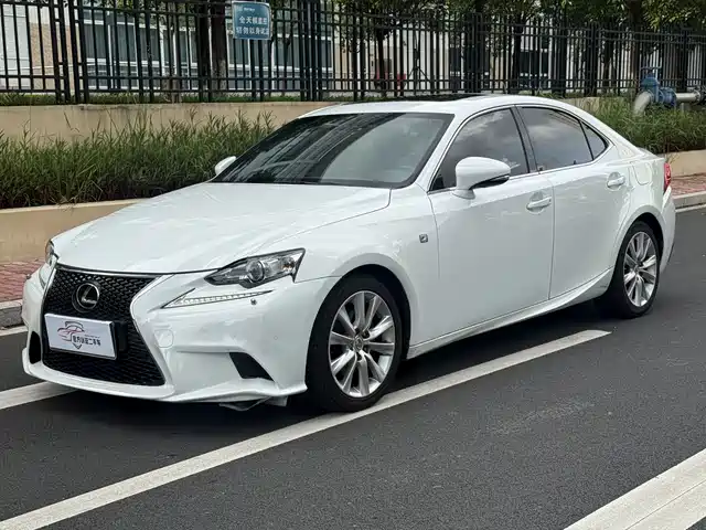 Lexus IS — фото 1