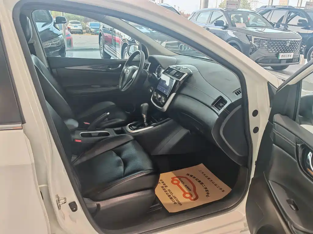 Nissan Tiida — миниатюра 16