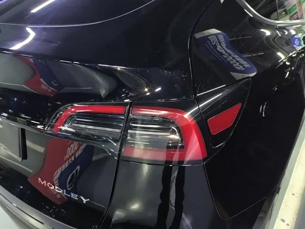 Tesla Model Y — миниатюра 8